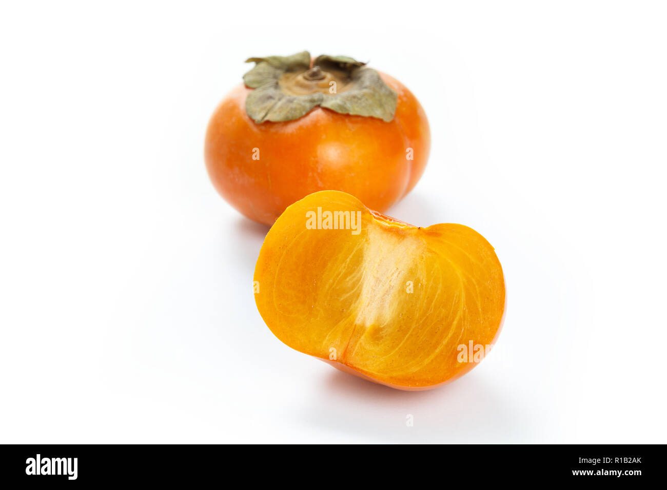 Persimmon arancione su sfondo bianco , vicino. Foto Stock