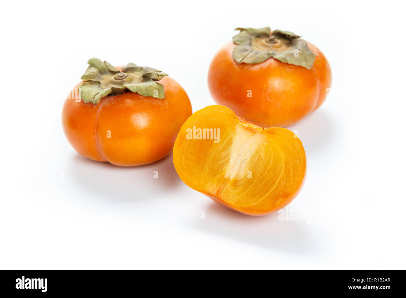 Persimmon arancione su sfondo bianco , vicino. Foto Stock