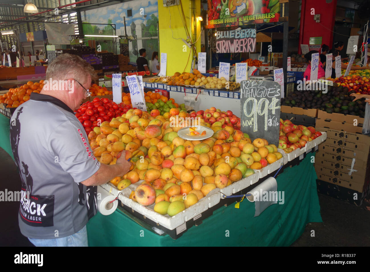 Manghi andando a buon mercato a soli 99 centesimi al chilo, Mercati Rustys, Cairns, Queensland, Australia. No signor o PR Foto Stock