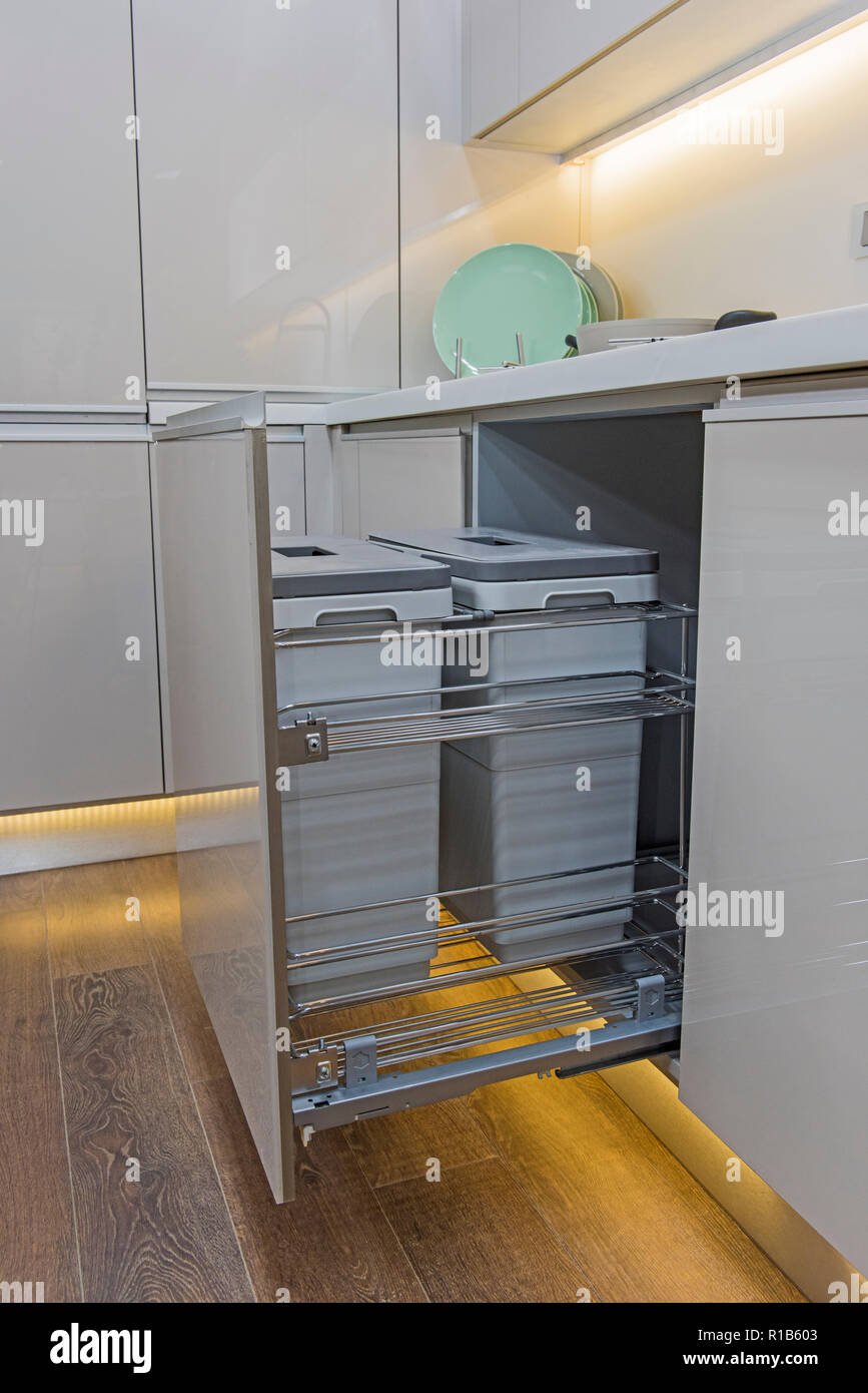 Interior design arredamento di cucina in un appartamento di lusso mostrando closeup dettaglio di armadio scorrevole con cestini Foto Stock