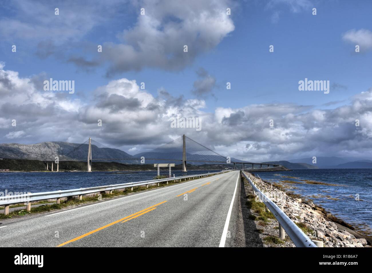 Sandnessjøyen, Ulvangen, Fiordo, Brücke, FV17, Fv 17, Kystriksveien, Küstenstraße, Botnfjorden, Hängebrücke, Straße, Norwegen, Nordland, Leirfjorden Foto Stock