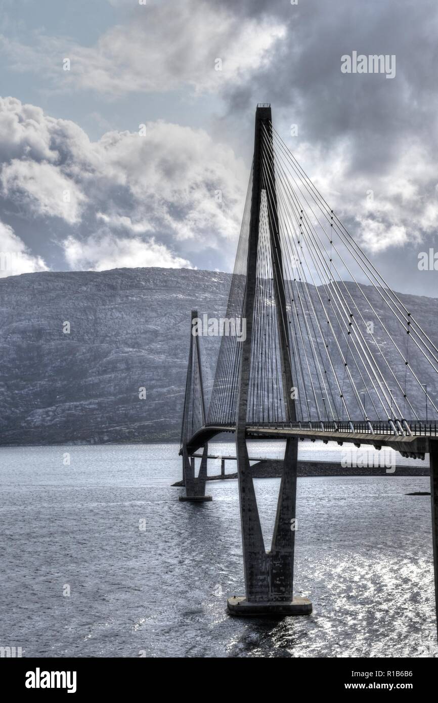 Sandnessjøyen, Ulvangen, Fiordo, Brücke, FV17, Fv 17, Kystriksveien, Küstenstraße, Botnfjorden, Hängebrücke, Straße, Norwegen, Nordland, Leirfjorden Foto Stock