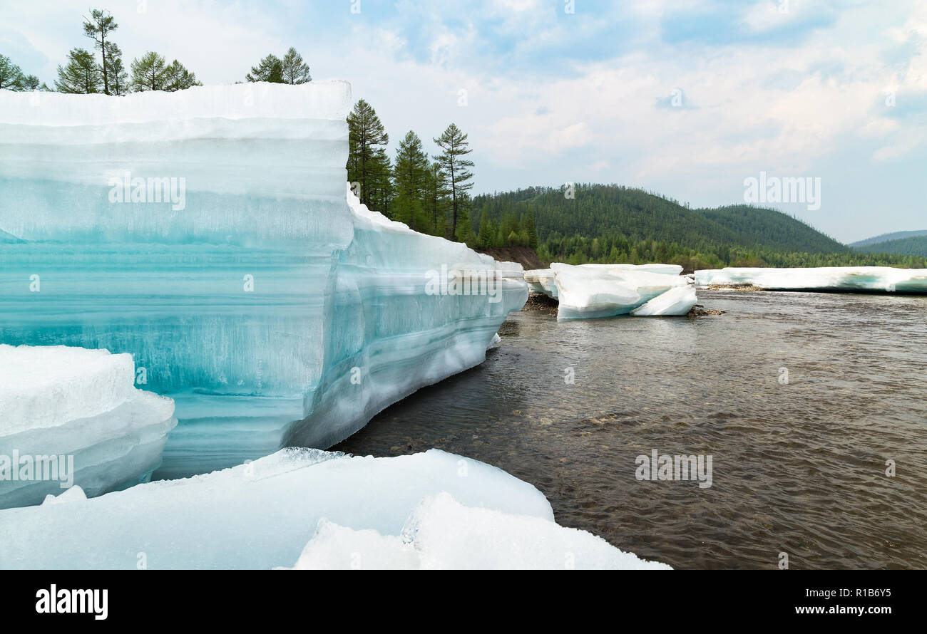 Turchese a strati di ghiaccio sul fiume Neryungri superiore nel sud Yakutia, Russia, in giugno Foto Stock