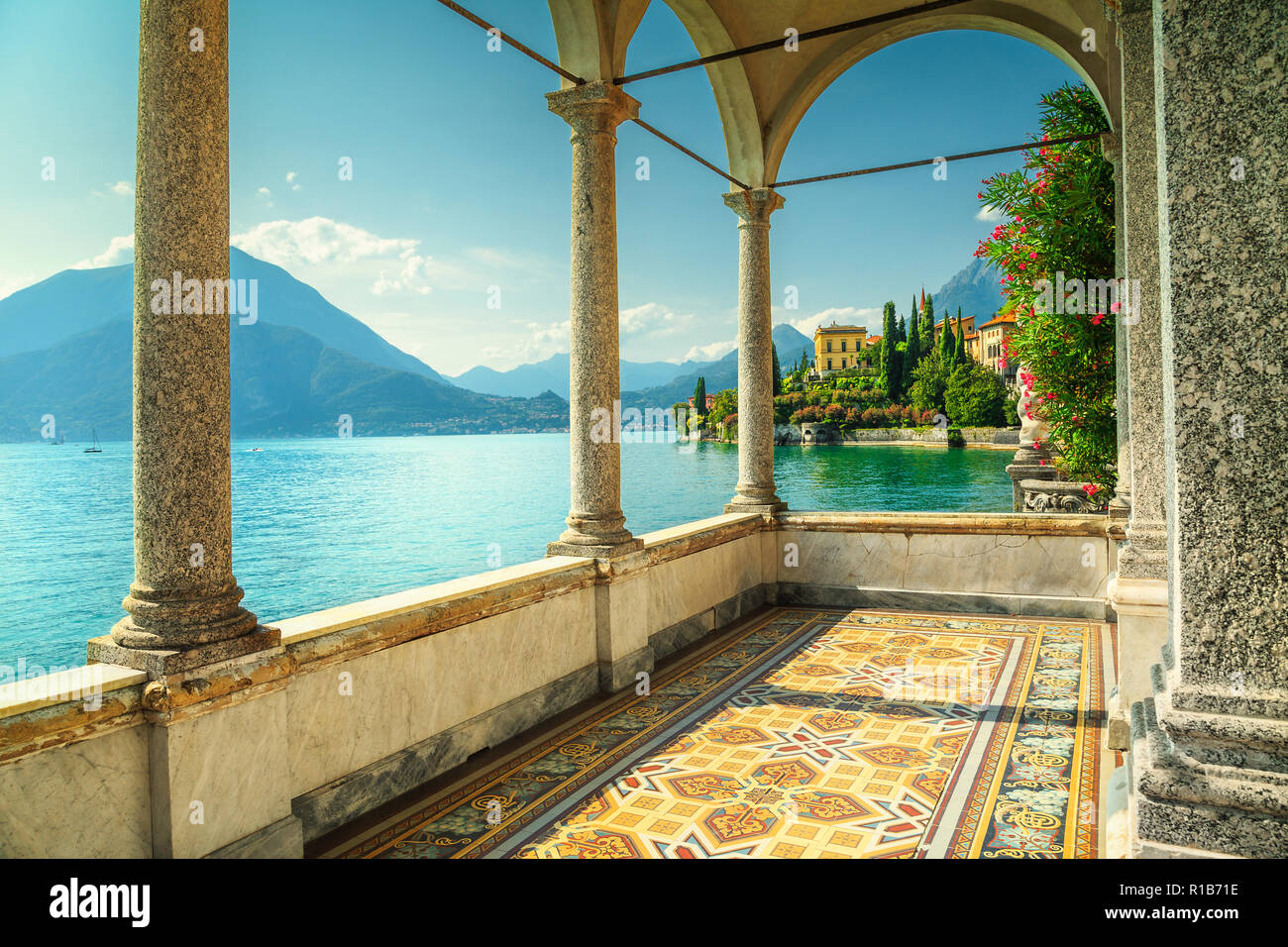 Splendido balcone di una favolosa mediterraneo villa di lusso decorate con pavimento e vista mozzafiato dalla villa Monastero, lago di Como, Varenna, Ita Foto Stock