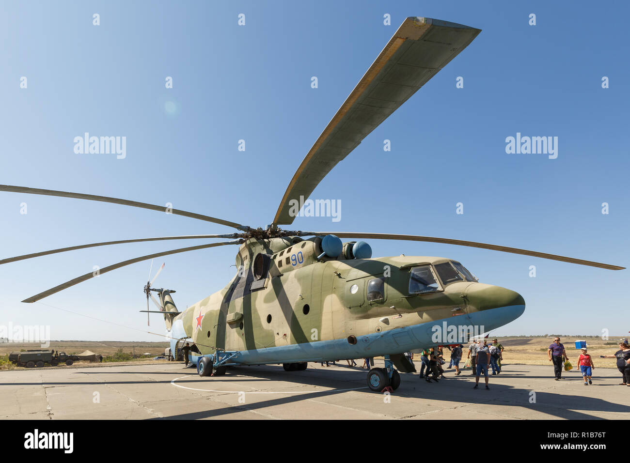 Formazione KADAMOVSKIY MASSA, ROSTOV REGIONE, Russia, 26 AGOSTO 2018: Trasporto universale elicottero militare MI-26 e i visitatori della mostra Foto Stock