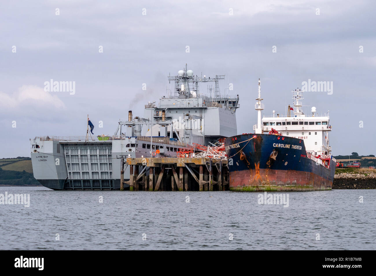 RFA 'Lyme Bay' (L3007) e olio / Chimichiera Caroline Teresa - ancorata a Falmouth, Cornwall, Regno Unito. Foto Stock