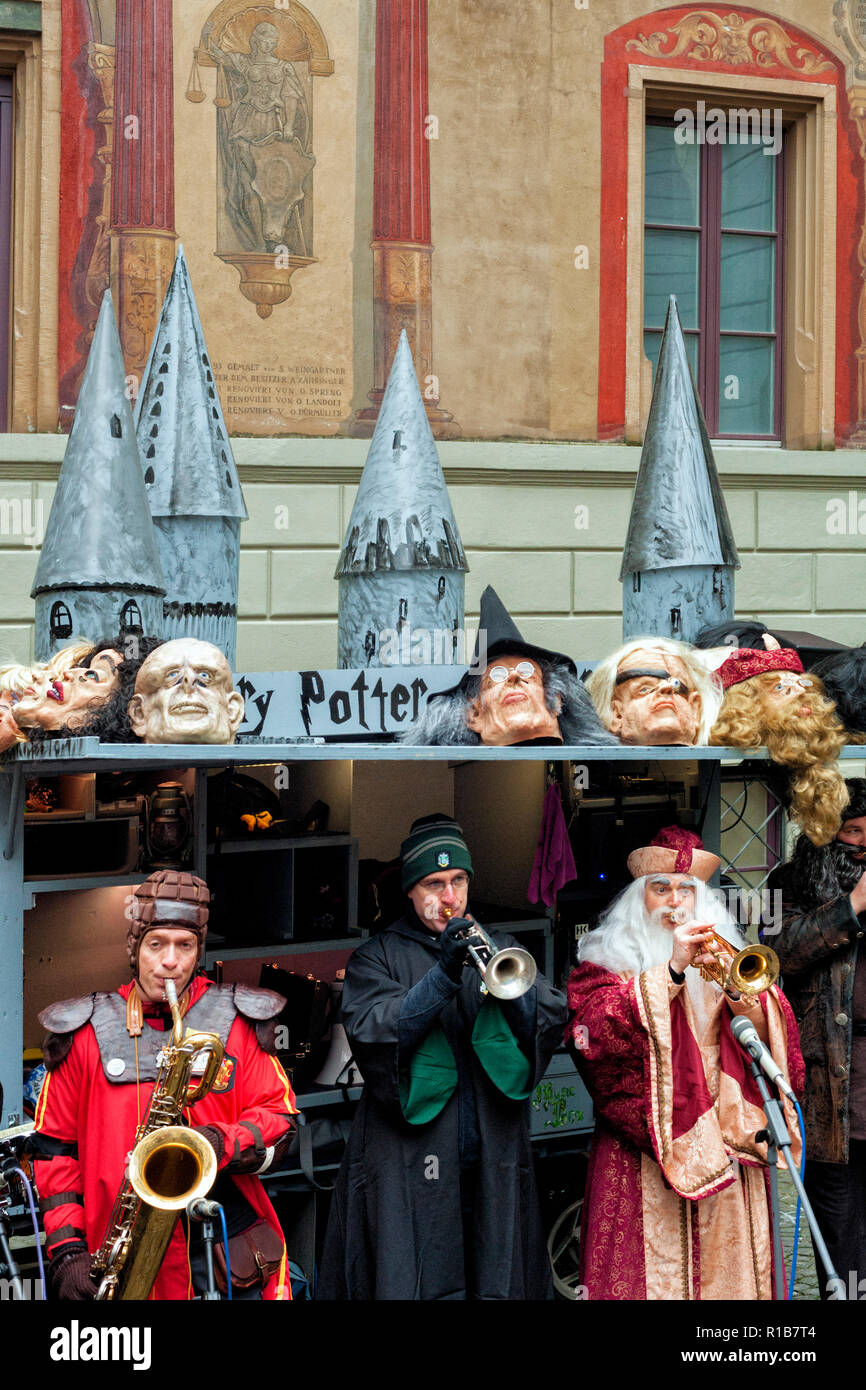 Musicista vestito con costumi che evocano harry potter a Lucerna il  carnevale, Svizzera Foto stock - Alamy