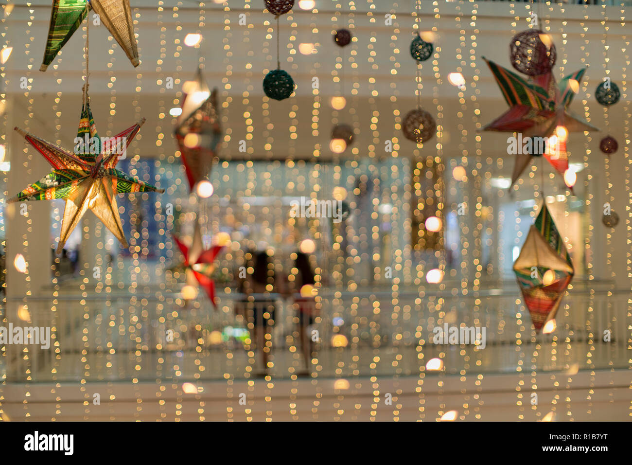 Decorazioni Natalizie Shop On Line.Tenda Di Fairy Fari A Led In Una Decorazione Di Natale Shopping Mall Artistico Foto Astratte Foto Stock Alamy