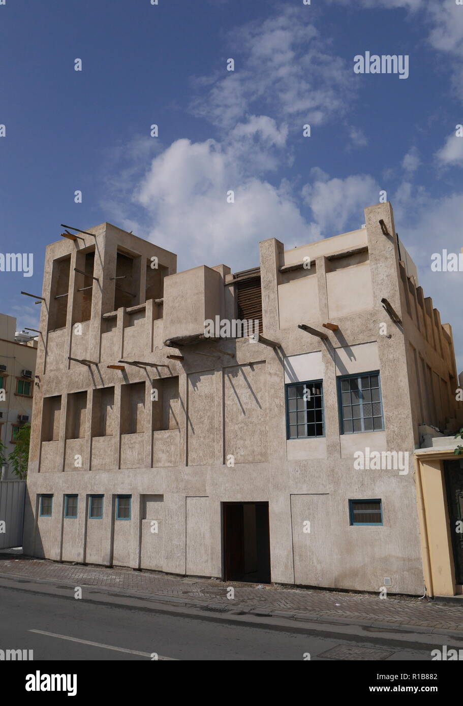 Al Alawi House, con wind tower, situato sul sentiero di perla, Muharraq, Regno del Bahrein Foto Stock