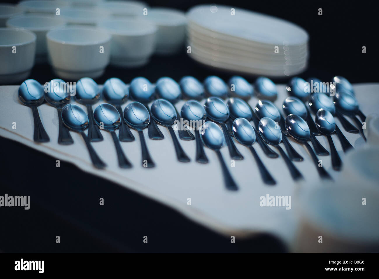 Molti pulizia cucchiaio da cucina.Concetto di strumento e cucina attrezzature professionali. Foto Stock