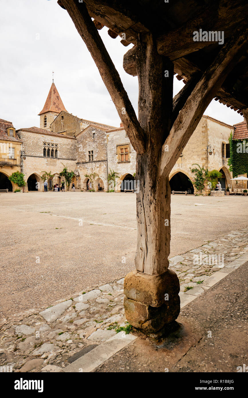 La medievale piazza principale di Monpazier in Dordogne Francia. Foto Stock