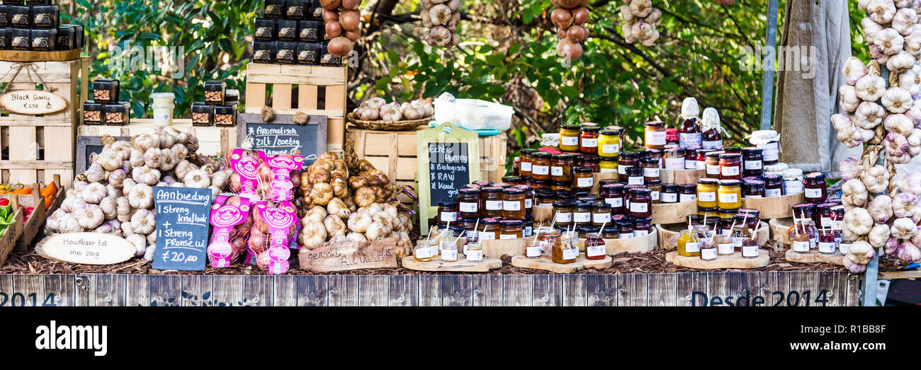 Stallo con olandese di prodotti locali come mamelade, verdure, frutta su un mercato Foto Stock