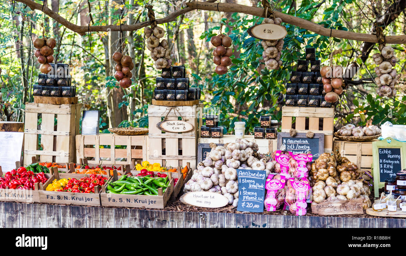 Stallo con olandese di prodotti locali come mamelade, verdure, frutta su un mercato Foto Stock