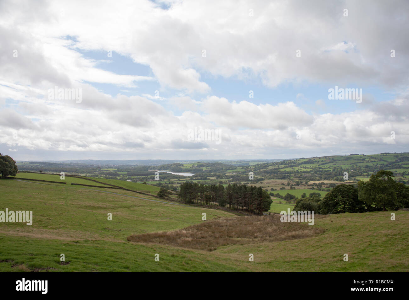 Basso livello dell'acqua nell'estate del 2018 a colpite dalla siccità Tittsworth serbatoio dall'Roaches vicino a Leek Peak District Staffordshire Inghilterra Foto Stock