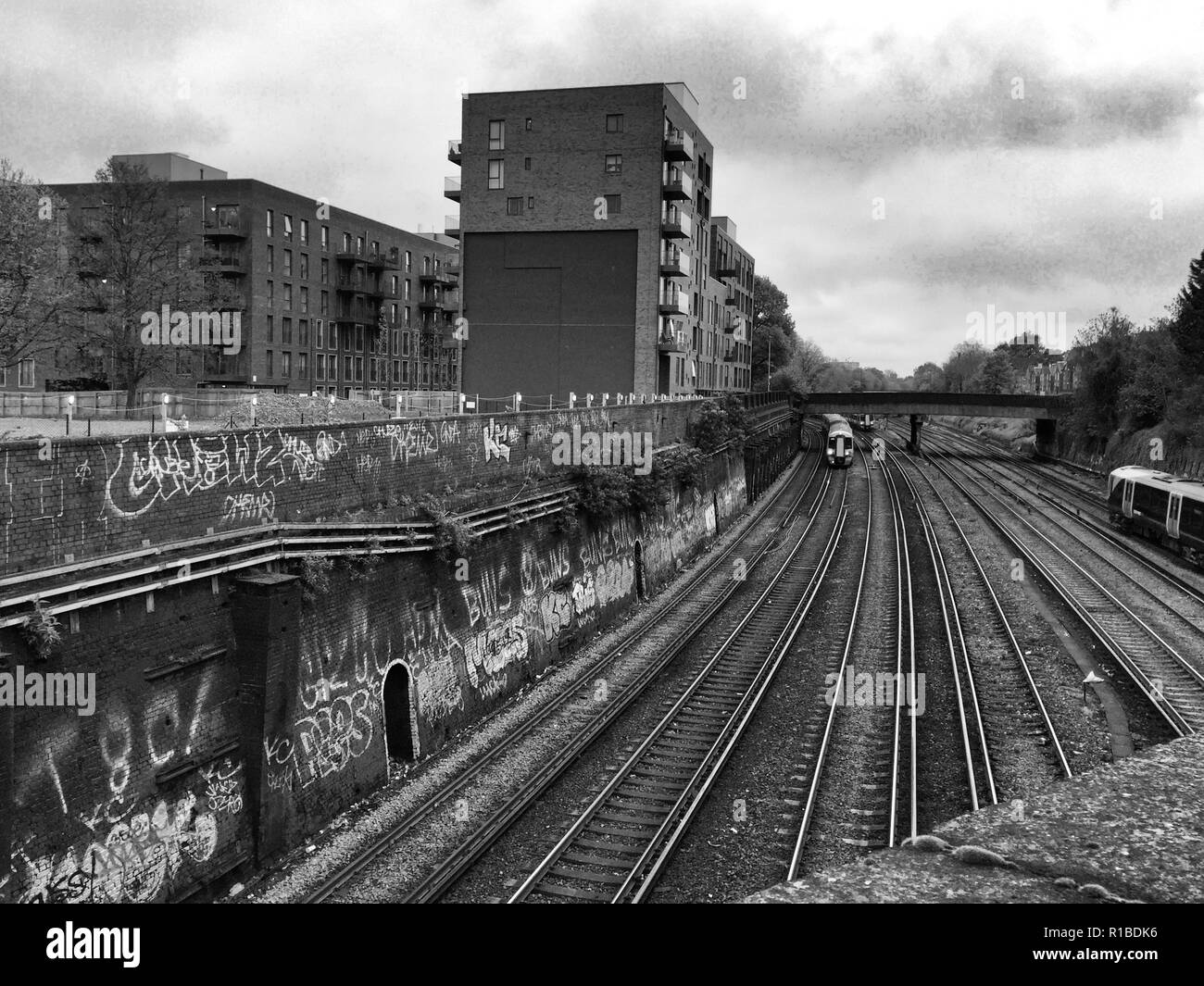 I treni su piste nelle vicinanze Clapham Junction, Londra Foto Stock