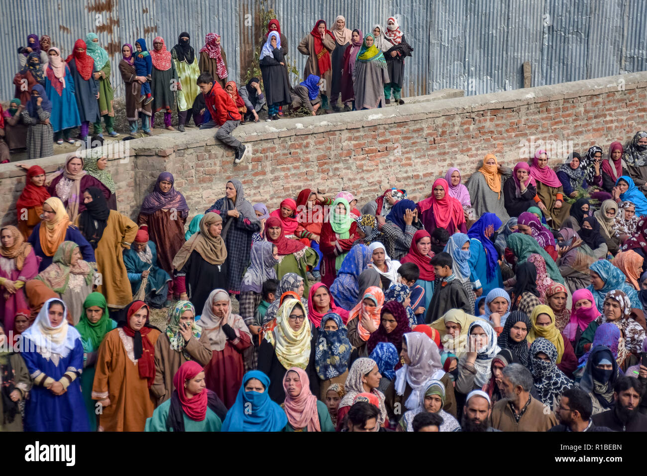 I musulmani del Kashmir si vede guardando una processione funebre dei cadaveri militante Liyakat Ahmed al suo villaggio natale di Pulwama. Migliaia di persone hanno partecipato ai funerali preghiere dei due militanti che sono stati uccisi in uno scontro a fuoco con le forze di governo nel sud del Kashmir del distretto di Pulwama 40km dalla capitale estiva Srinagar. I militanti, secondo l Ispettore generale di polizia, Kashmir gamma, SP Pani, sono stati uccisi in un "molto breve" sparatoria nel villaggio Tikken. Foto Stock
