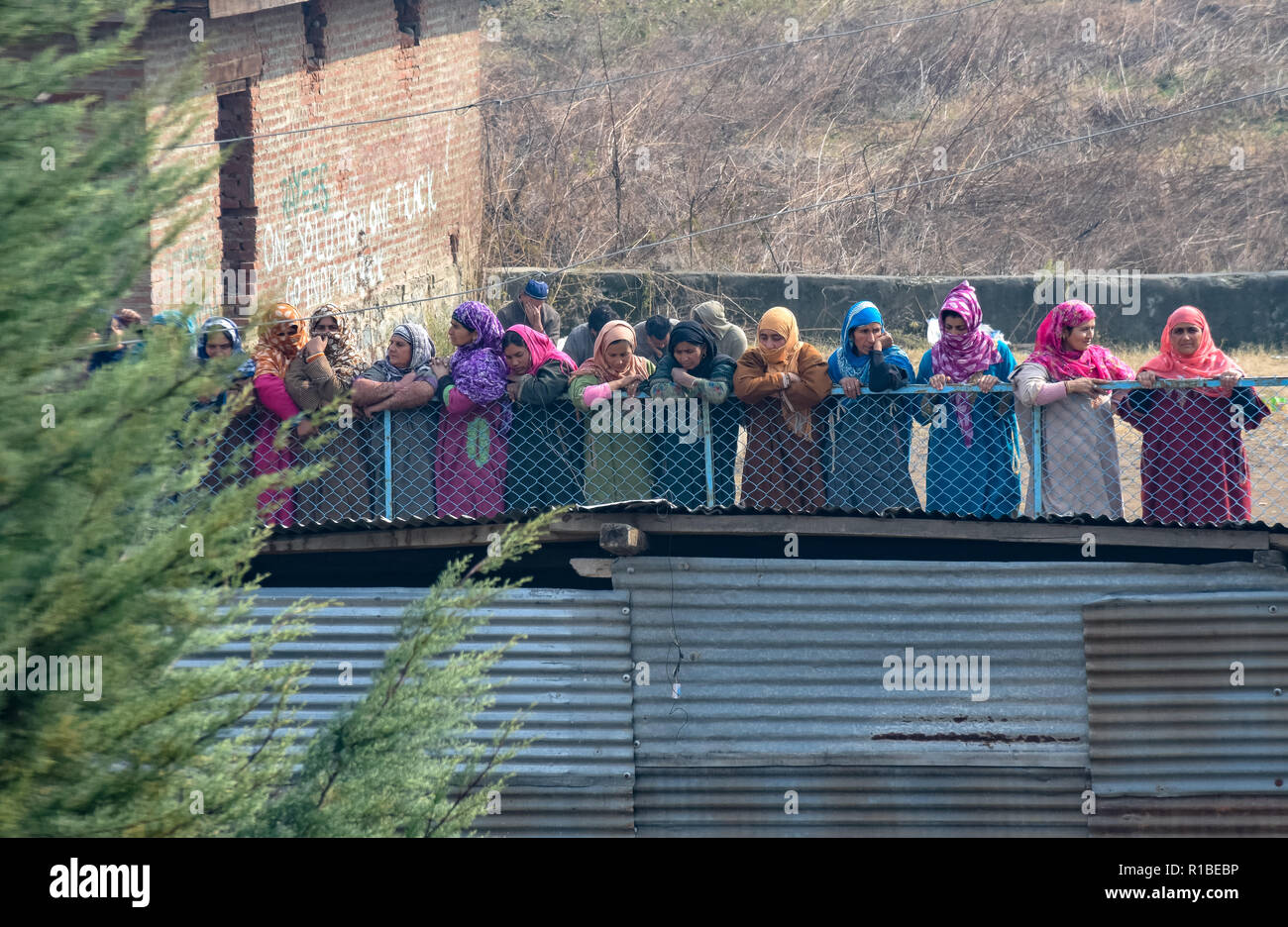 I musulmani del Kashmir si vede guardando una processione funebre dei cadaveri militante Liyakat Ahmed al suo villaggio natale di Pulwama. Migliaia di persone hanno partecipato ai funerali preghiere dei due militanti che sono stati uccisi in uno scontro a fuoco con le forze di governo nel sud del Kashmir del distretto di Pulwama 40km dalla capitale estiva Srinagar. I militanti, secondo l Ispettore generale di polizia, Kashmir gamma, SP Pani, sono stati uccisi in un "molto breve" sparatoria nel villaggio Tikken. Foto Stock