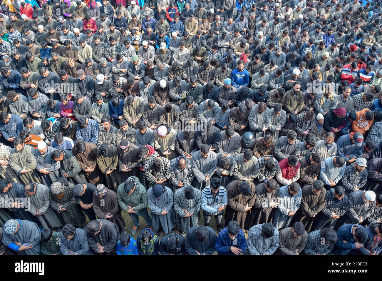 I musulmani del Kashmir sono visti pregare per Liyakat Ahmed durante il suo corteo funebre al suo villaggio natale di Pulwama. Migliaia di persone hanno partecipato ai funerali preghiere dei due militanti che sono stati uccisi in uno scontro a fuoco con le forze di governo nel sud del Kashmir del distretto di Pulwama 40km dalla capitale estiva Srinagar. I militanti, secondo l Ispettore generale di polizia, Kashmir gamma, SP Pani, sono stati uccisi in un "molto breve" sparatoria nel villaggio Tikken. Foto Stock