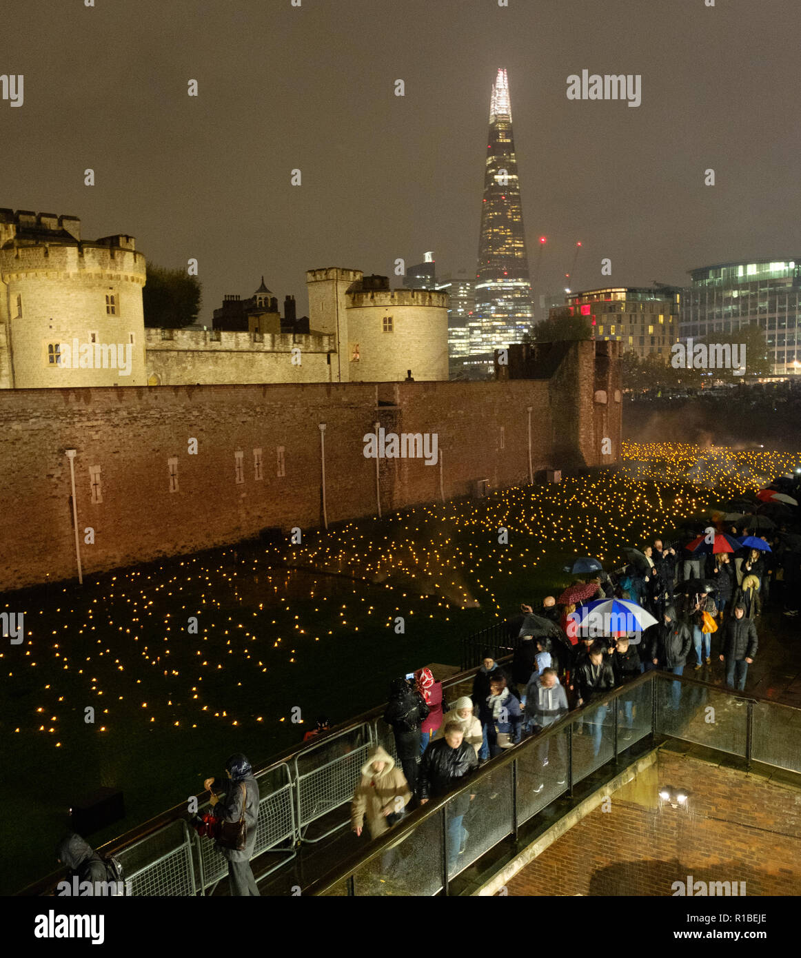 Londra, Regno Unito. Decimo Nov, 2018. Il pubblico partecipare oltre l'approfondimento Shadow, un tributo artistico che segna il centenario della fine della Prima Guerra Mondiale. Credito: Paul Robinson/Alamy Live News Foto Stock