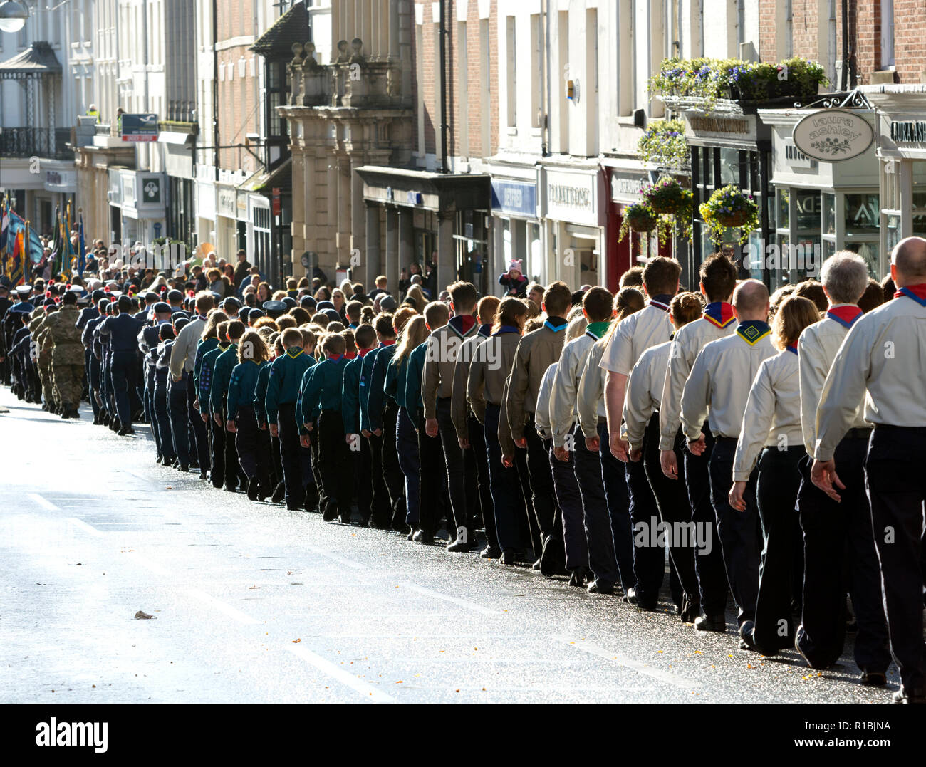 Leamington Spa Warwickshire, Regno Unito. Xi Nov, 2018. Regno Unito. Il Giorno del Ricordo parade procede attraverso Leamington Spa centro abitato verso il memoriale di guerra in Euston al luogo in cui il servizio è stato trattenuto. Credito: Colin Underhill/Alamy Live News Foto Stock