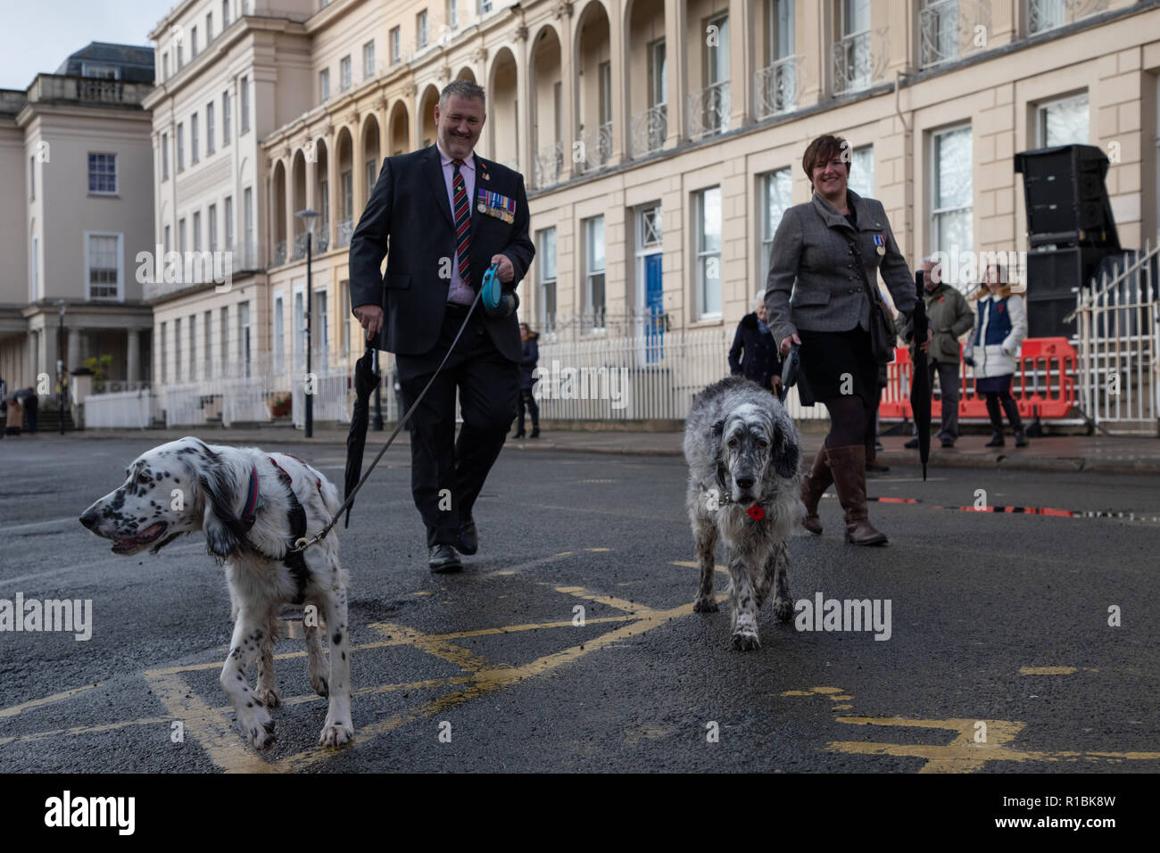 Cheltenham, Regno Unito. Xi Nov, 2018. Due proprietari di cani con i loro cani prima che il credito di servizio: Victor Storublev/Alamy Live News Foto Stock