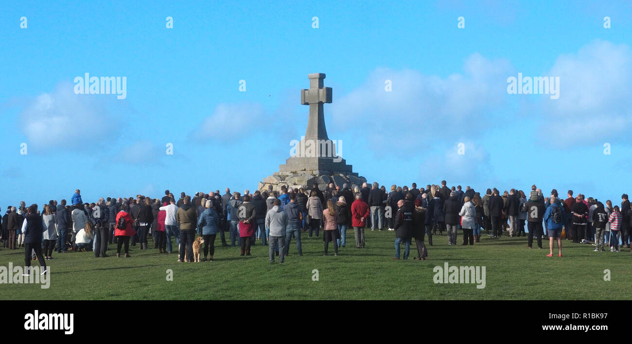 Newquay, Cornwall, Regno Unito. Xi Nov, 2018. Una spontanea raccolta da centinaia di Newquay folk il 11 novembre presso la città memoriale di guerra a 11AM. No bugles, senza discorsi, nessuna cerimonia. Eventi ufficiali e i servizi erano tenuti presso altre sedi in città. 11 novembre 2018, Robert Taylor/Alamy Live News. Newquay, Cornwall, Regno Unito. Credito: Robert Taylor/Alamy Live News Foto Stock