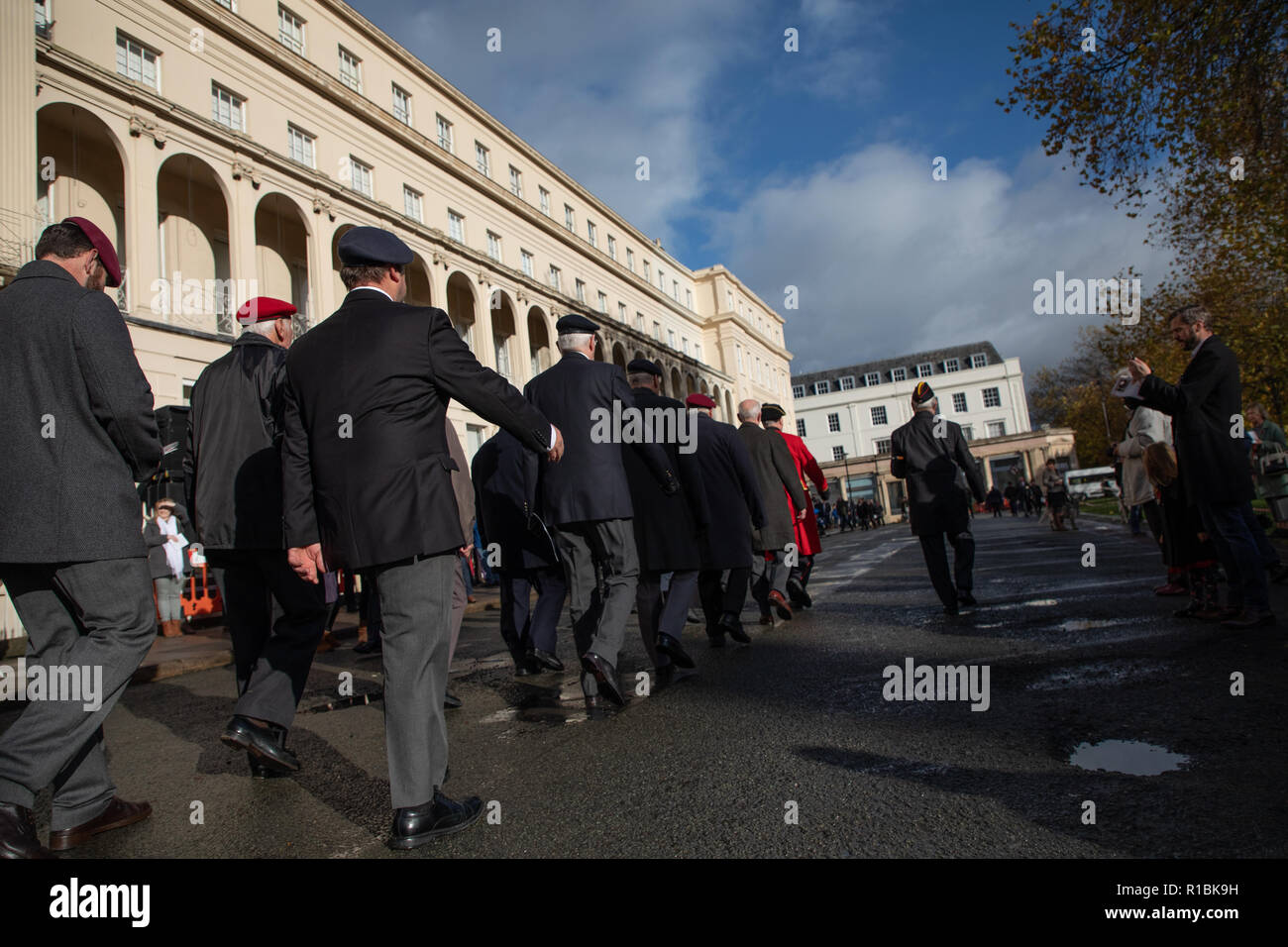 Cheltenham, Regno Unito. Xi Nov, 2018. prima colonna si sposta sulla strada Credito: Victor Storublev/Alamy Live News Foto Stock