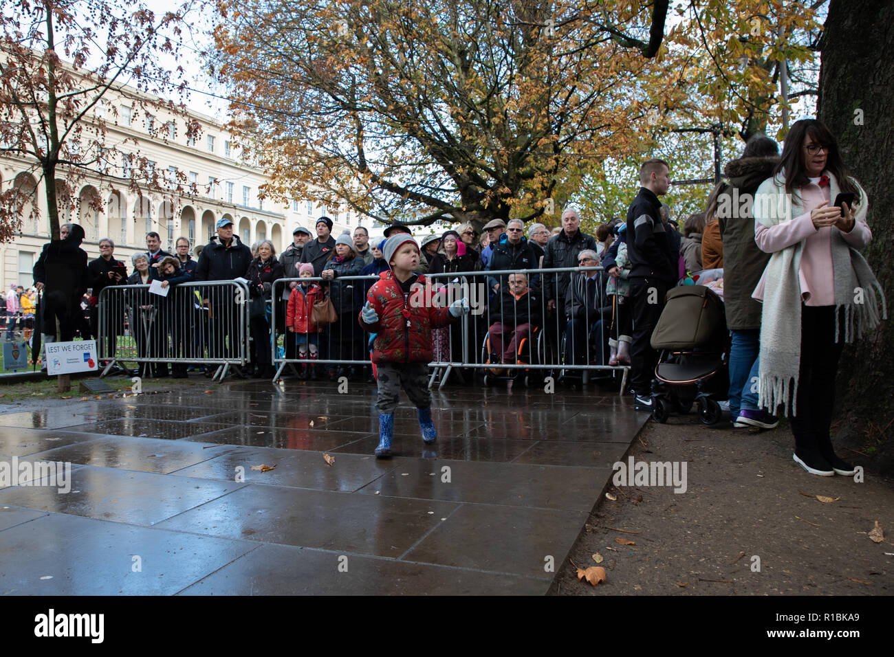 Cheltenham, Regno Unito. Xi Nov, 2018. Un bambino curioso con una folla in uno sfondo Credito: Victor Storublev/Alamy Live News Foto Stock