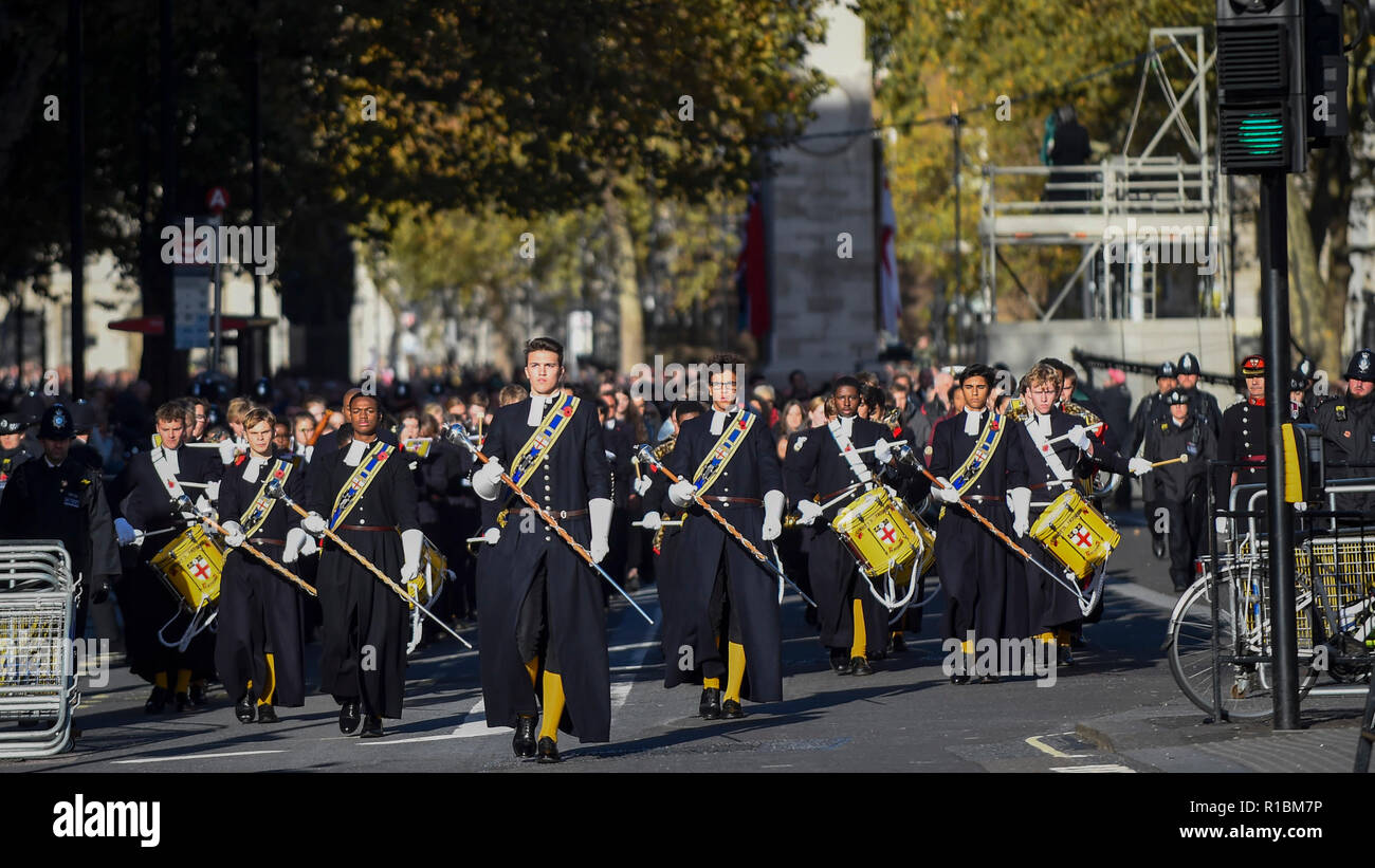 Londra, Regno Unito. 11 novembre 2018. Membri di Cristo's Hospital marching band partono Whitehall a piedi dalla piazza del Parlamento sul ricordo domenica che quest'anno celebra il centenario del giorno dell'armistizio. Credito: Stephen Chung / Alamy Live News Foto Stock