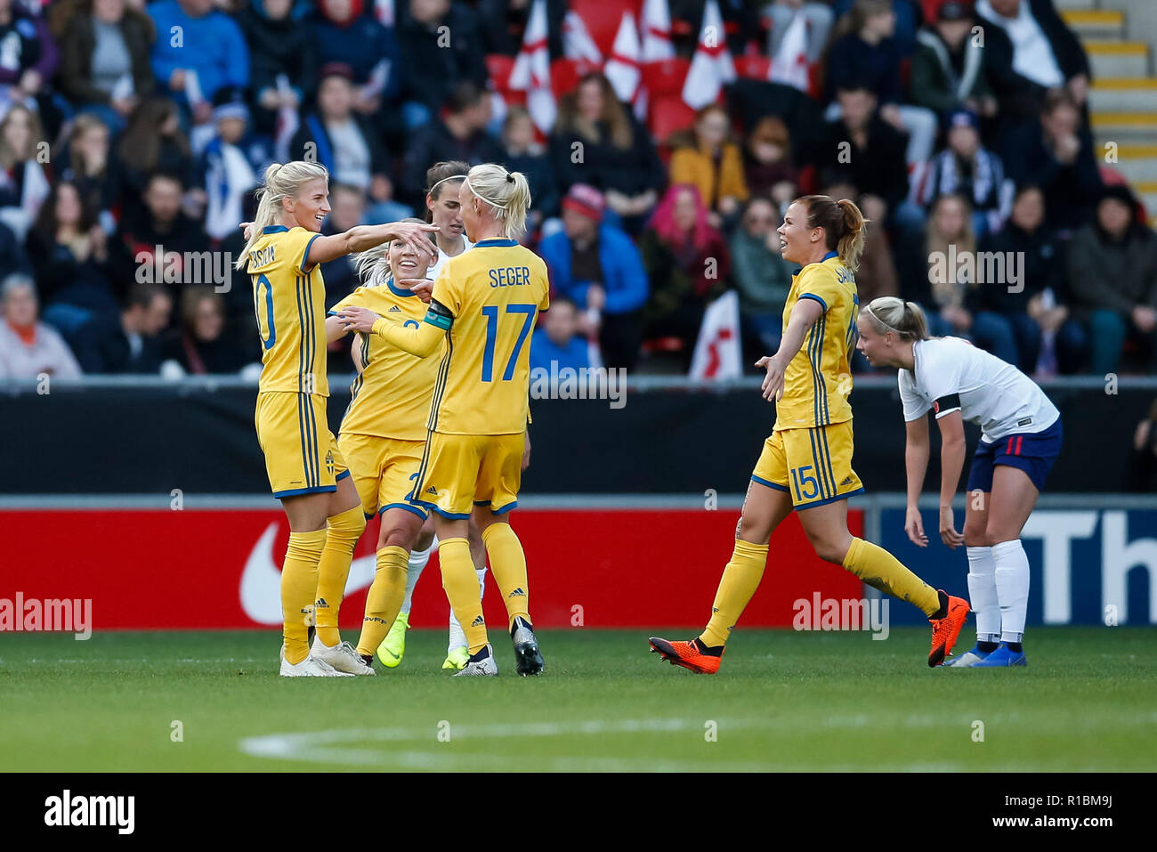 Rotherham, nello Yorkshire, Regno Unito. 11 Nov 2018. Rotherham, South Yorkshire, Regno Unito. 11 Nov 2018. Sofia Jakobsson di Svezia celebra dopo segnando il suo lato del primo obiettivo di rendere il cliente 0-1 durante la International amichevole tra Inghilterra donne e Svezia le donne a New York Stadium il 11 novembre 2018 a Rotherham, South Yorkshire, Inghilterra. (Foto di Daniel Chesterton/phcimages.com) Credit: Immagini di PHC/Alamy Live News Foto Stock