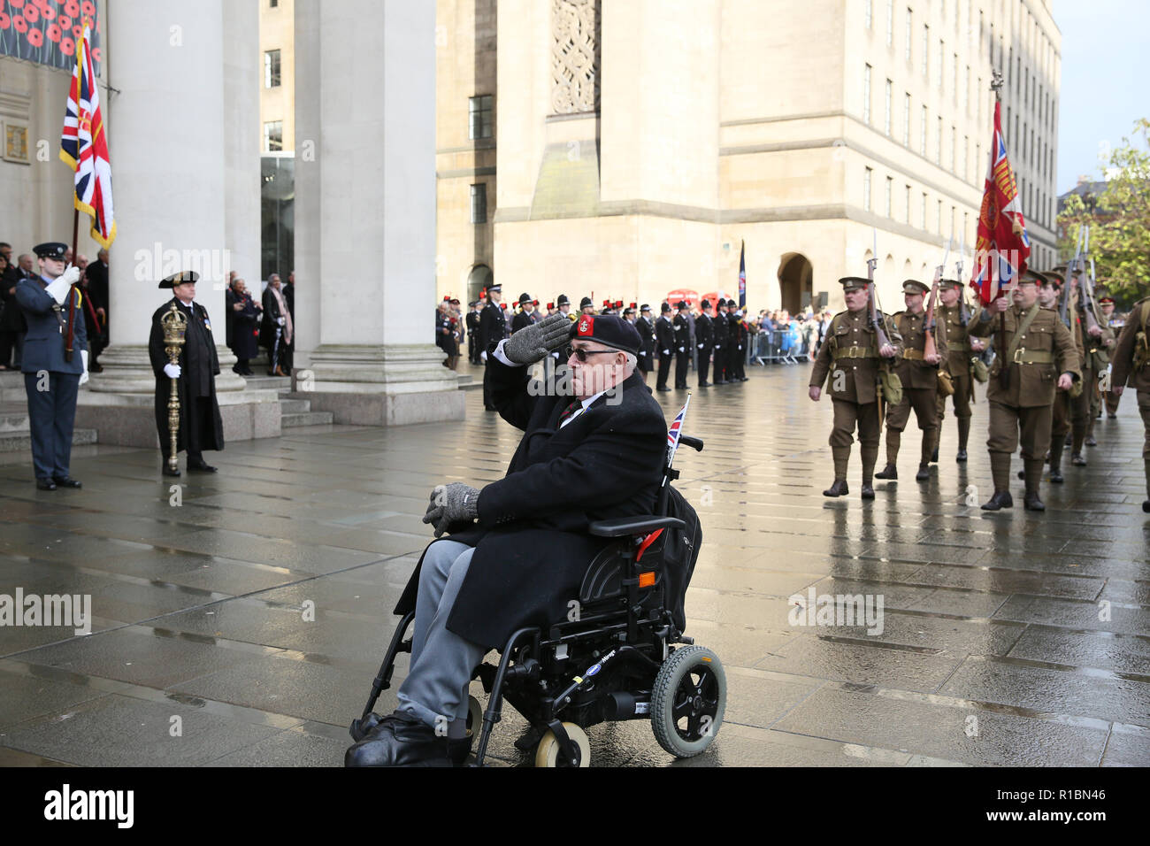 Manchester, Regno Unito. 11 Nov 2018. I veterani del conflitto, che serve i membri delle forze e i membri del pubblico di prendere parte al servizio di marcatura del ricordo di cento anni dalla fine di WW!. Il cenotafio, Manchester, 11 novembre 2018 (C)Barbara Cook/Alamy Live News Foto Stock