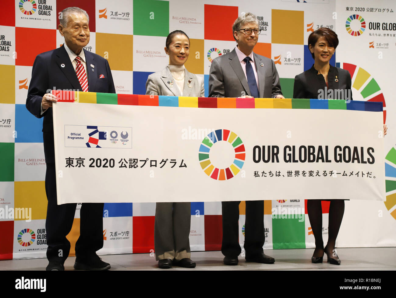 Tokyo, Giappone. 9 Nov, 2018. (L-R) l ex primo ministro giapponese e Tokyo Olimpiadi 2020 Comitato organizzatore presidente Yoshiro Mori, il ministro di Stato per l'Educazione Tomoko Ukishima, noi il gigante del software Microsoft fondatore Bill Gates e maratona olimpica d'Argento e Medaglia di bronzo Yuko Arimori tenere un banner in una conferenza stampa come Bill e Melinda Gates Foundation avrà una partnership con il Giappone Sport Agenzia per le Nazioni Unite gli obiettivi di uno sviluppo sostenibile (SDGs) a Tokyo il Venerdì, 9 novembre 2018. Essi si avvia una campagna "I nostri obiettivi globali' per capitalizzare su impulso del Tokyo 2 Foto Stock