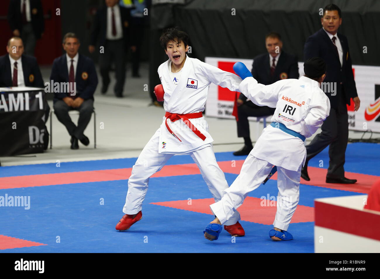 Madrid, Spagna. 9 Nov, 2018. Natsumi Kawamura (JPN) Karate : Kawamura lotta all'Iran il giocatore di squadra durante il Kumite team 3 femmina rotondo nella " WKF Karate xxiv Campionati del Mondo Madrid 2018" presso il Centro WiZink in Spagna a Madrid . Credito: Mutsu Kawamori/AFLO/Alamy Live News Foto Stock