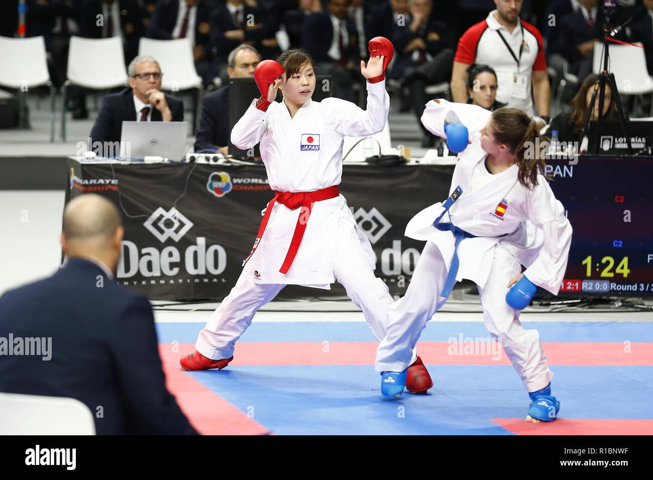 Madrid, Spagna. 9 Nov, 2018. Ayumi Uekusa (JPN) Karate : Uekusa lotta alla Spagna il giocatore di squadra durante il Kumite femminile del team Semi finale nel '24 WKF Karate Campionati del Mondo Madrid 2018" presso il Centro WiZink in Spagna a Madrid . Credito: Mutsu Kawamori/AFLO/Alamy Live News Foto Stock