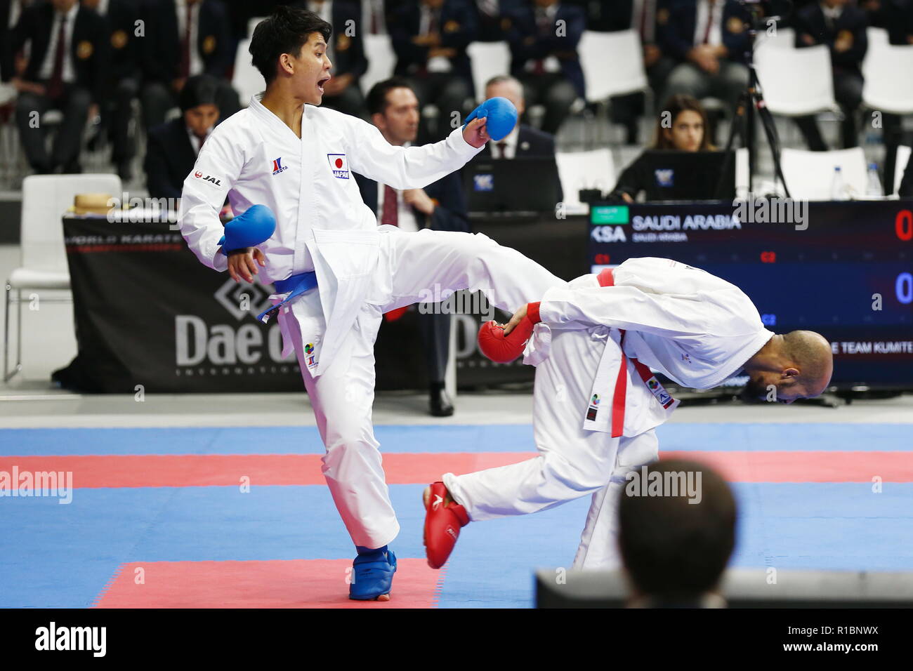 Madrid, Spagna. 9 Nov, 2018. Yuta Mori (JPN) Karate : Mori lotta della Turchia di giocatore di squadra durante il Kumite team maschio 3° round nel '24 WKF Karate Campionati del Mondo Madrid 2018" presso il Centro WiZink in Spagna a Madrid . Credito: Mutsu Kawamori/AFLO/Alamy Live News Foto Stock