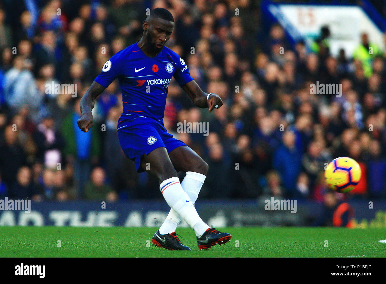Londra, Regno Unito. Xi Nov, 2018. Antonio Rudiger del Chelsea in azione. Premier League, Chelsea v Everton a Stamford Bridge di Londra domenica 11 novembre 2018. Questa immagine può essere utilizzata solo per scopi editoriali. Solo uso editoriale, è richiesta una licenza per uso commerciale. Nessun uso in scommesse, giochi o un singolo giocatore/club/league pubblicazioni. pic da Steffan Bowen/ Credito: Andrew Orchard fotografia sportiva/Alamy Live News Foto Stock