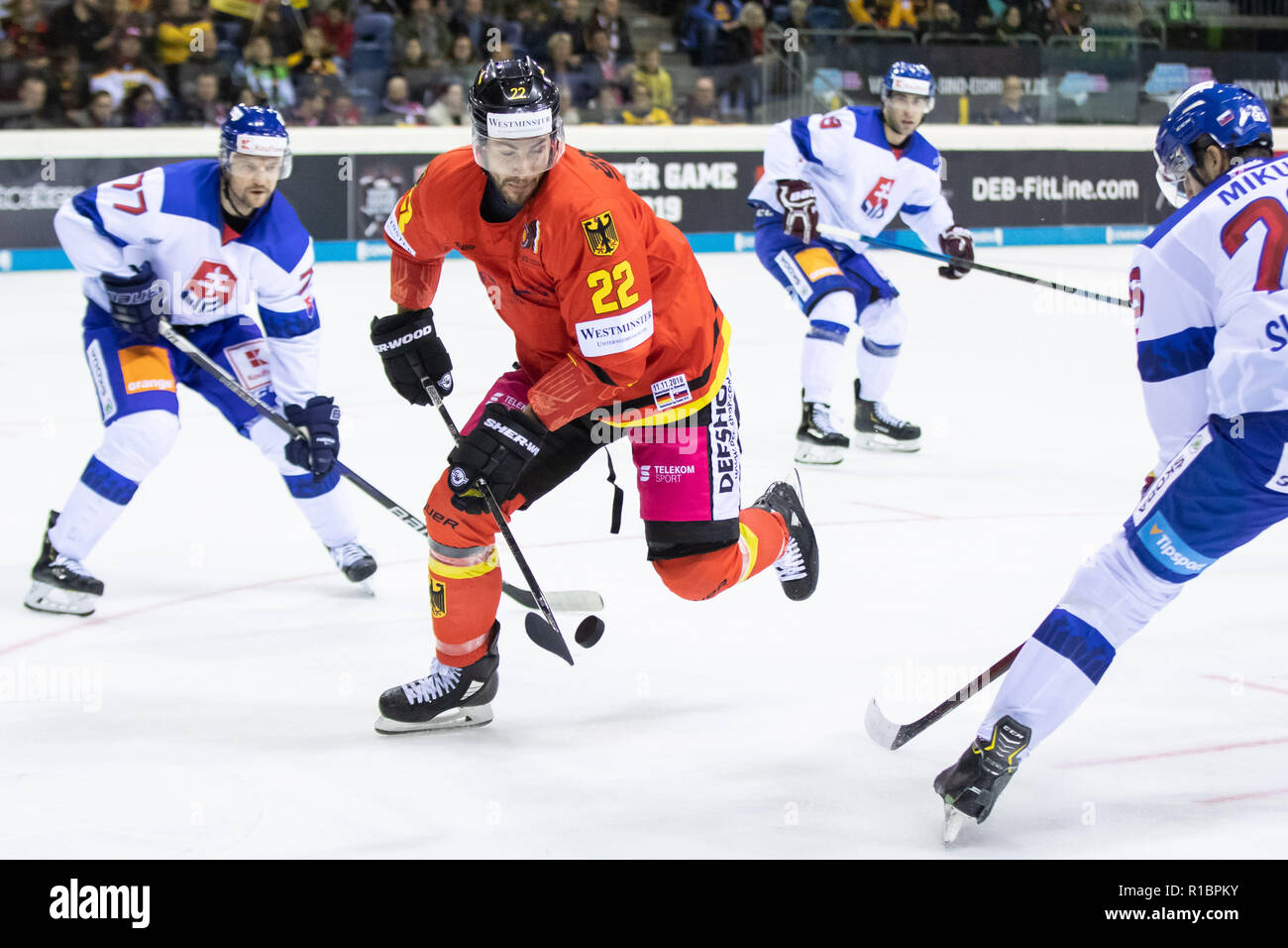 Krefeld, Germania. Xi Nov, 2018. Hockey su ghiaccio: Germania Cup, Germania - Slovacchia, 3° giornata. La Germania Mathias Plachta (m) conduce il puck passato slovacco Juraj Mikus (r). Credito: Marcel Kusch/dpa/Alamy Live News Foto Stock