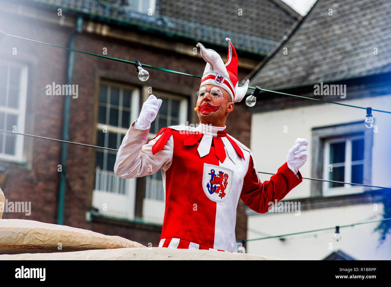 Düsseldorf, Germania. 11 novembre 2018. Il tedesco della stagione di Carnevale inizia tradizionalmente a 11 minuti passato ore 11 11 Novembre che oggi ha coinciso con il centenario del giorno dell'Armistizio, la fine della guerra mondiale I. Foto: 51Nord/Alamy Live News Foto Stock