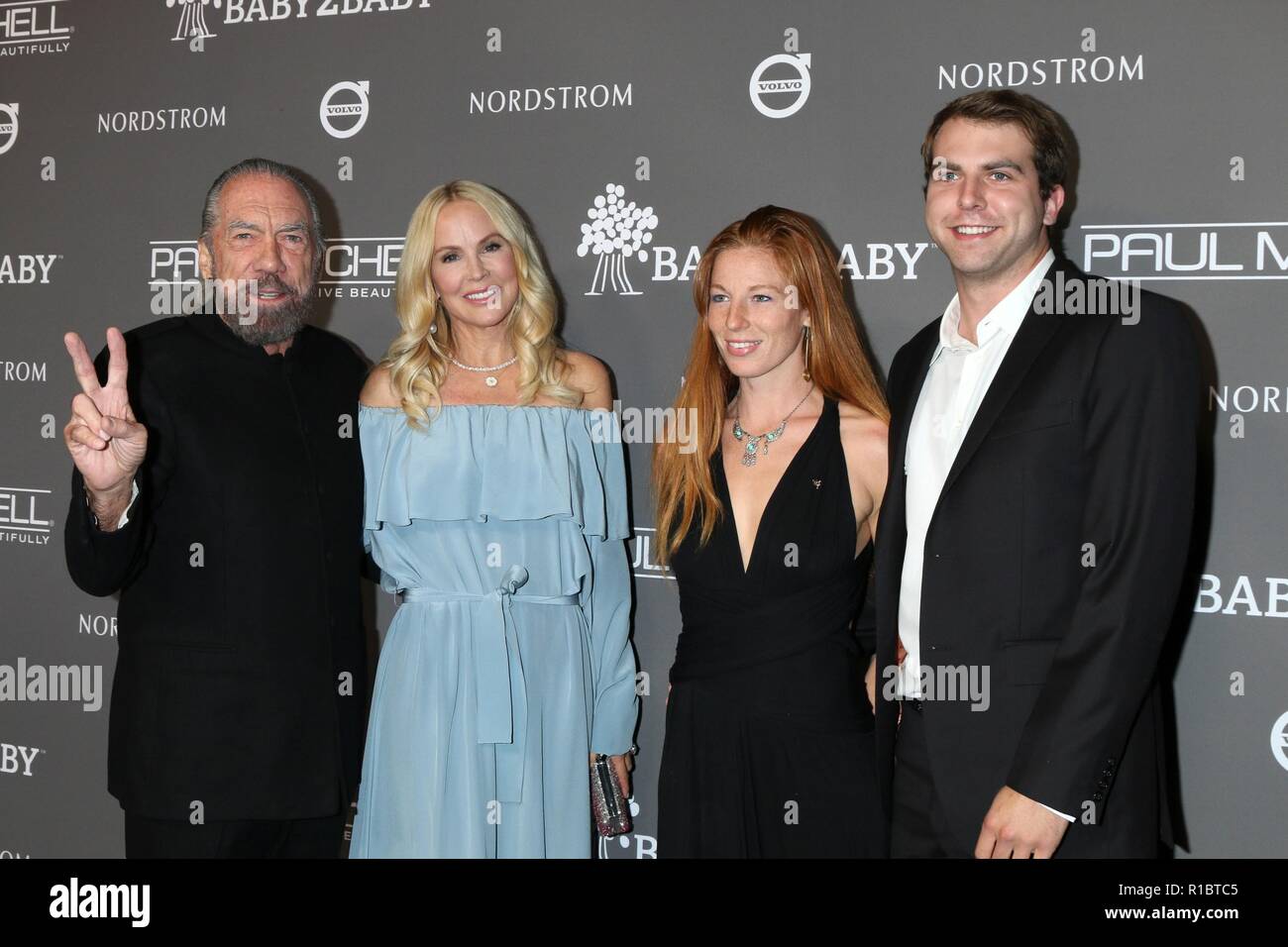 Giovanni Paolo DeJoria, Eloise Broady DeJoria, ospite, John Anthony DeJoria presso gli arrivi per 2018 Baby2Baby Gala e dando Tree Award presentato da Paul Mitchell, 3Labs, o 8461 Warner Drive LLC, città di Culver, CA Novembre 10, 2018. Foto di: Priscilla concedere/Everett Collection Foto Stock