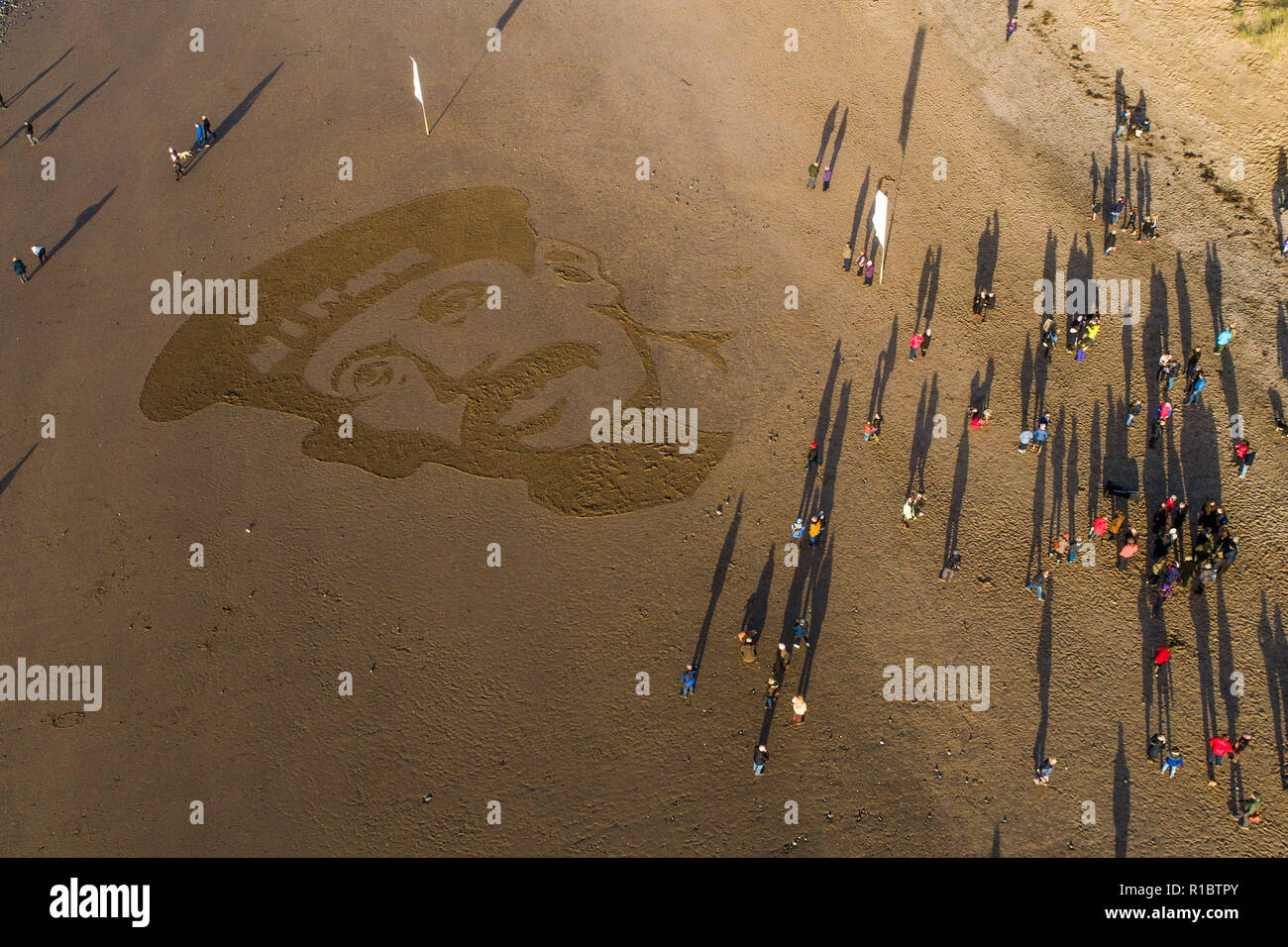 Ynyslas Wales UK, 11/11/2018. Un gigante 30mx30m sabbia ritratto di RICHARD DAVIES, deck mano, dal vicino villaggio di Borth, che ha servito nella Royal Navy nella prima guerra mondiale, scavate nella sabbia sulla spiaggia di Ynyslas , appena a nord di Aberystwyth sulla West Wales coast. Concepito dal regista Danny Boyle, questo effimero perforato del memorial arte - Pagine di mare - è uno dei 28 creato su spiagge in tutto il Regno Unito in questo giorno, ricordo la domenica, il centesimo anniversario dell'armistizio che ha portato a termine la prima guerra mondiale Photo credit Keith Morris Alamy Live News Foto Stock