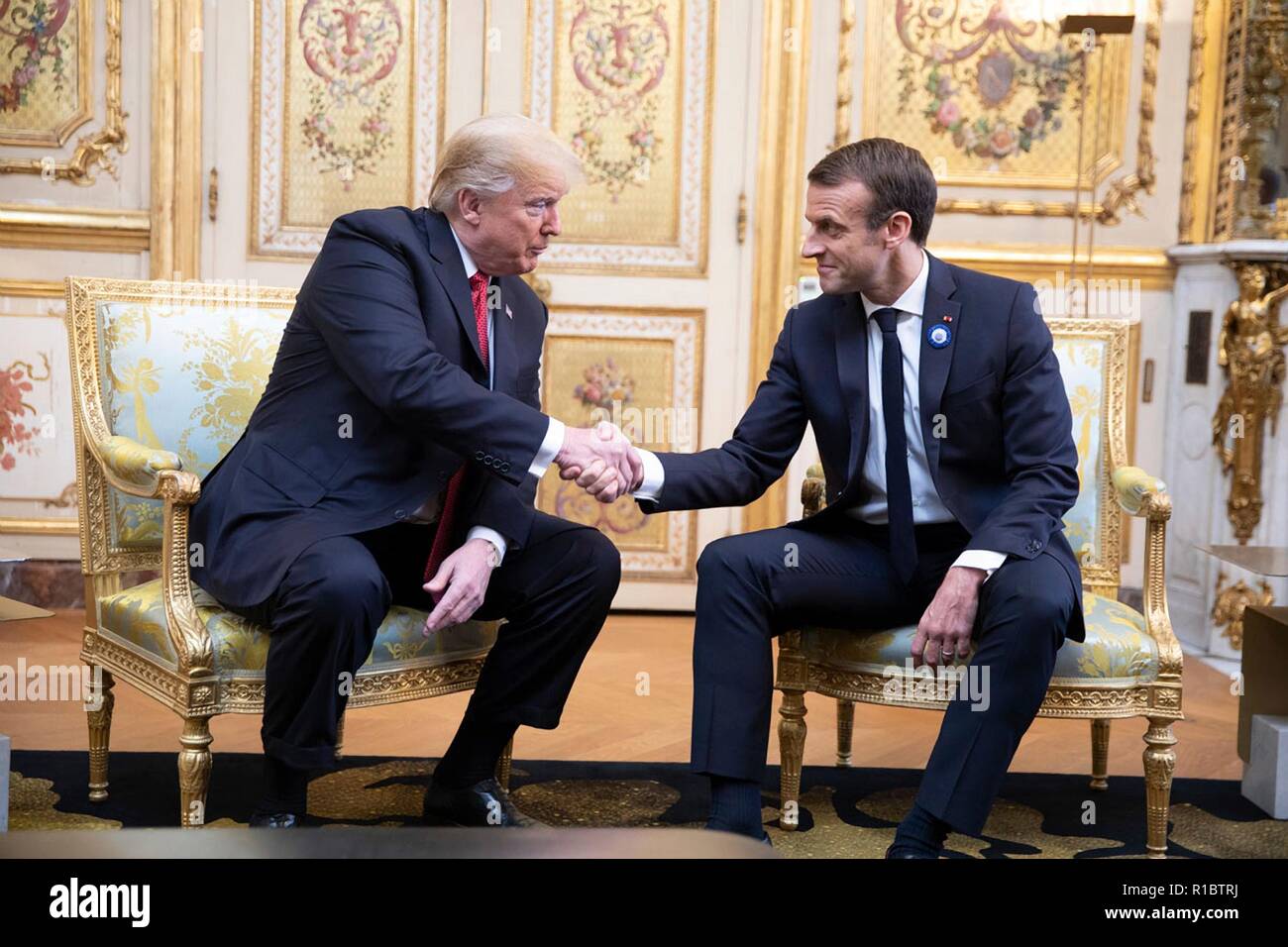 U.S presidente Donald Trump, sinistro e il presidente francese Emmanuel Macron agitare le mani prima di iniziare a durante un incontro bilaterale al Elysee Palace Novembre 10, 2018 a Parigi, Francia. Trump è in Francia per celebrazioni per il centenario della fine della prima guerra mondiale I. Foto Stock