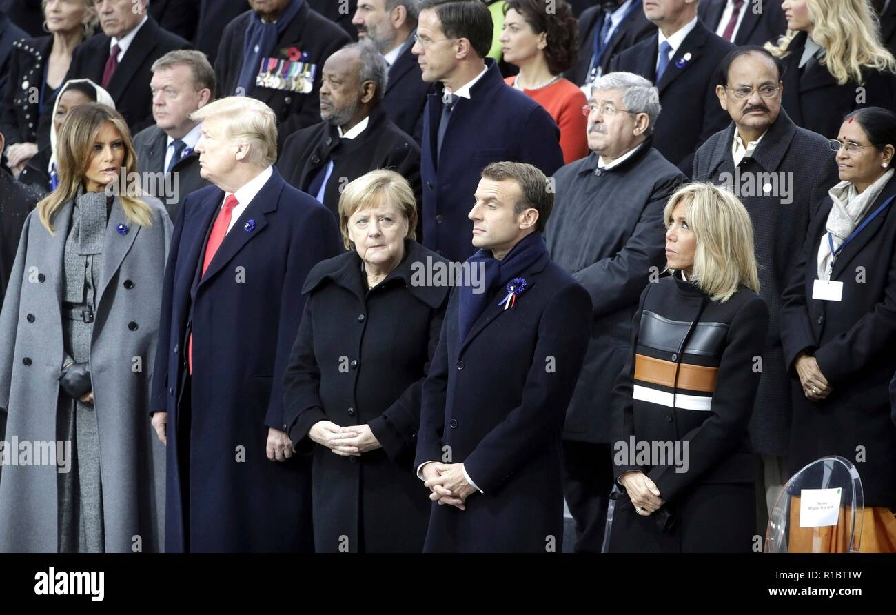 Parigi, Francia. 11 Nov 2018. I leader del mondo si riunirono prima di iniziare gli eventi che segna il centenario di armistizio giorno all'Arc de Triomphe Novembre 11, 2018 a Parigi, Francia. In piedi da sinistra a destra in prima fila sono: U.S. La First Lady Melania Trump, U.S. Presidente Donald Trump, il Cancelliere tedesco Angela Merkel e il presidente francese Emmanuel Macron e da sua moglie Brigitte Macron. Credito: Planetpix/Alamy Live News Foto Stock