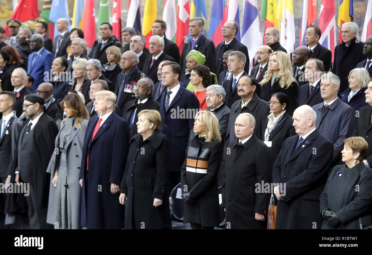 Parigi, Francia. 11 Nov 2018. I leader del mondo si riunirono prima di iniziare gli eventi che segna il centenario di armistizio giorno all'Arc de Triomphe Novembre 11, 2018 a Parigi, Francia. In piedi da sinistra a destra in prima fila sono: U.S. La First Lady Melania Trump, U.S. Presidente Donald Trump, il Cancelliere tedesco Angela Merkel e il presidente francese Emmanuel Macron, Brigitte Macron e il Presidente russo Vladimir Putin. Credito: Planetpix/Alamy Live News Foto Stock