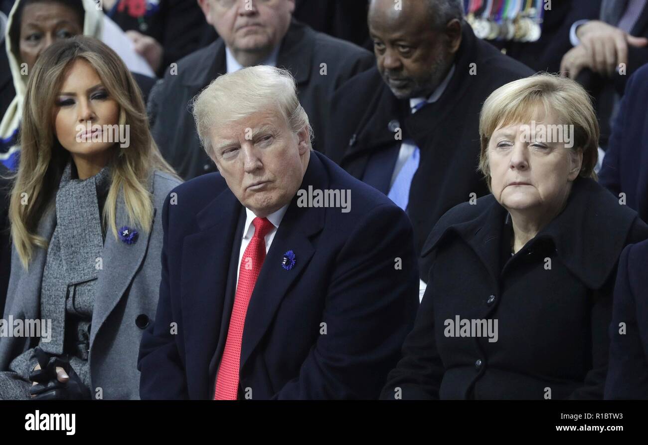Parigi, Francia. 11 Nov 2018. Stati Uniti Presidente Donald Trump siede tra il Cancelliere tedesco Angela Merkel, destro e la first lady Melania Trump durante gli eventi che segna il centenario di armistizio giorno all'Arc de Triomphe Novembre 11, 2018 a Parigi, Francia. Credito: Planetpix/Alamy Live News Foto Stock