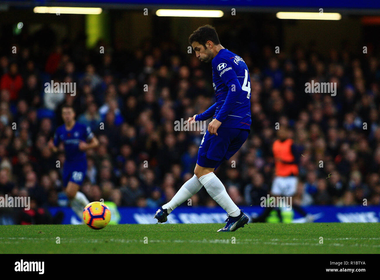 Londra, Regno Unito. Xi Nov, 2018.Cesc Fabregas di Chelsea in azione. Premier League, Chelsea v Everton a Stamford Bridge di Londra domenica 11 novembre 2018. Questa immagine può essere utilizzata solo per scopi editoriali. Solo uso editoriale, è richiesta una licenza per uso commerciale. Nessun uso in scommesse, giochi o un singolo giocatore/club/league pubblicazioni. pic da Steffan Bowen/ Andrew Orchard fotografia sportiva/Alamy Live news Foto Stock