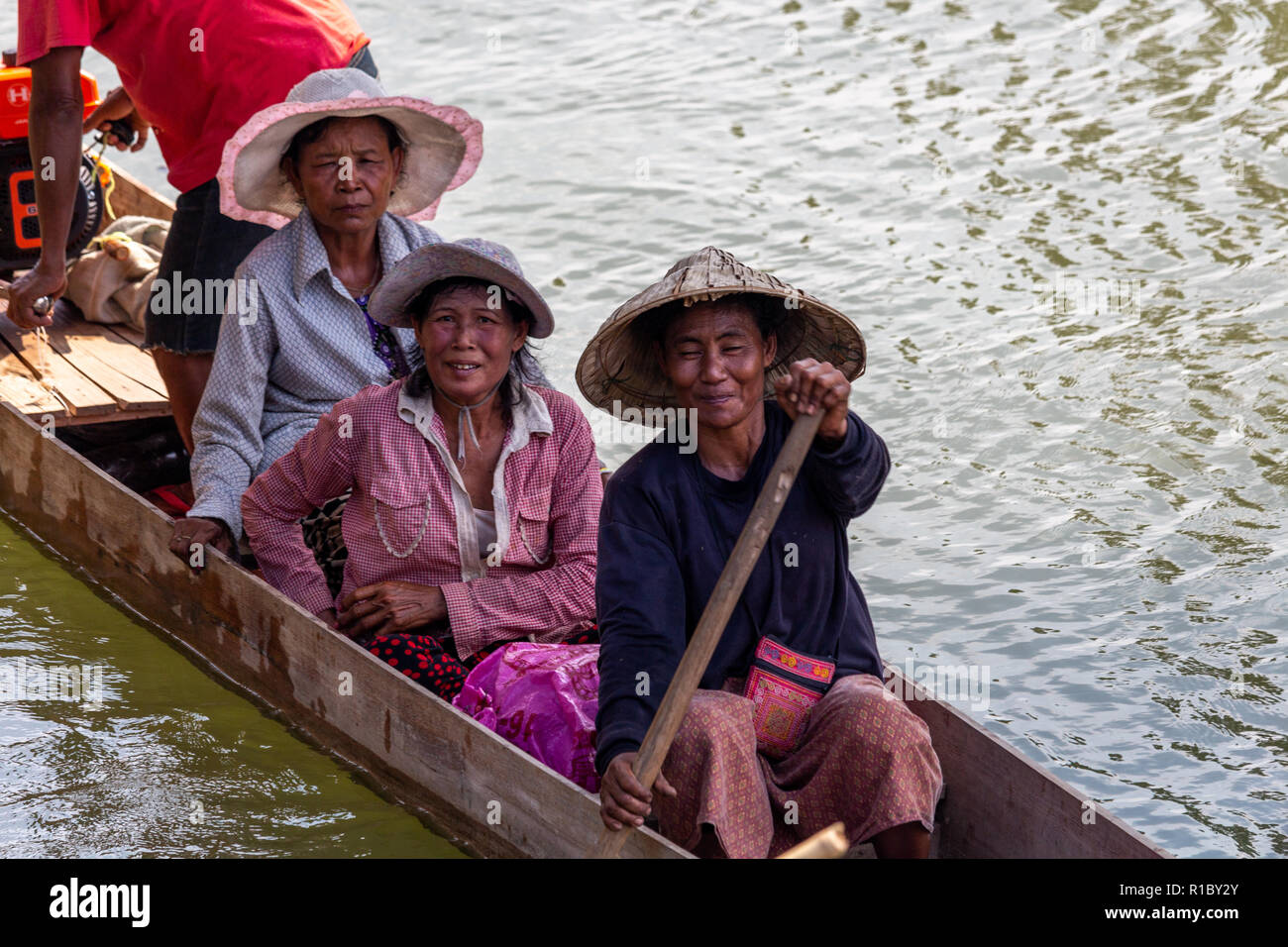 Don Khone, Laos - Aprile 23, 2018: la popolazione locale la navigazione del Mekong su una tavola di legno lunga barca vicino al confine cambogiano Foto Stock