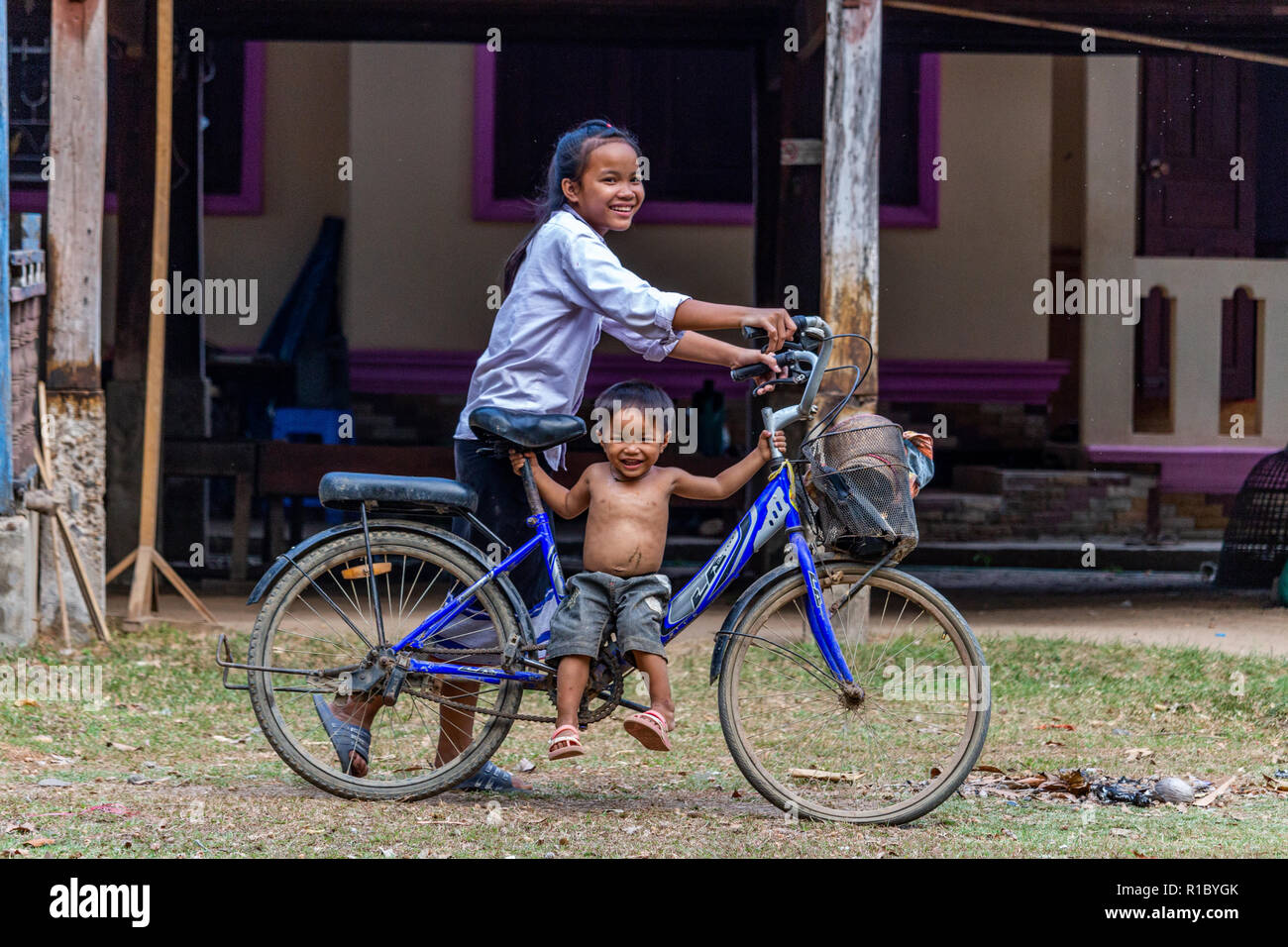 Don Khone, Laos - Aprile 23, 2018: bambini locali in posa su una bicicletta in Don Khone villaggio su quattro mila isole in Laos Foto Stock