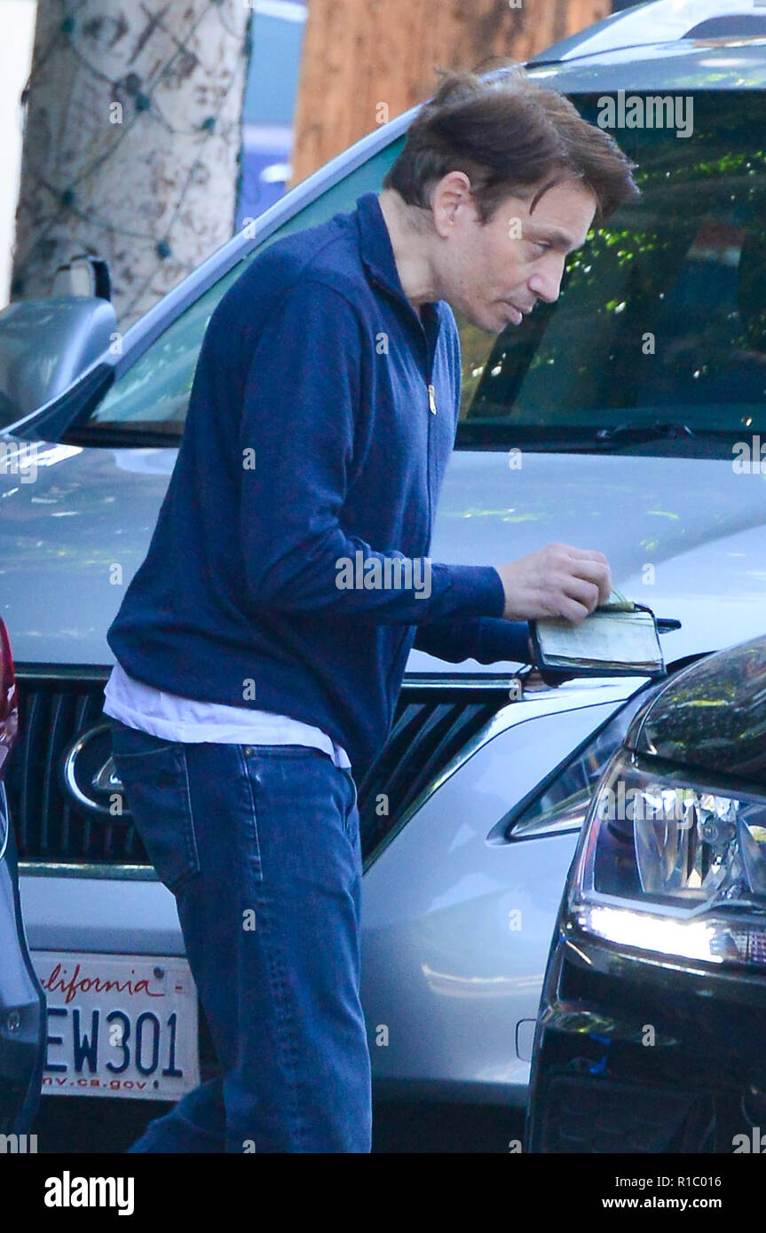 Il comico Chris Kattan meglio conosciuto per il suo lavoro come un membro del cast su Saturday Night Live, il suo ruolo come Bob sulle prime quattro stagioni del medio è stato avvistato a pranzo a 'Fig e oliva' ristorante sul posto Melrose. Dotato di: Chris Kattan dove: Los Angeles, California, Stati Uniti quando: 11 Ott 2018 Credit: WENN.com Foto Stock