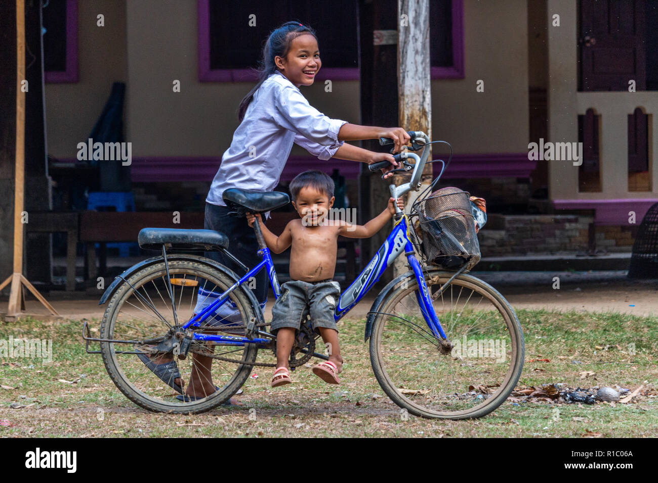 Don Khone, Laos - Aprile 23, 2018: bambini locali in posa su una bicicletta in Don Khone villaggio su quattro mila isole in Laos Foto Stock