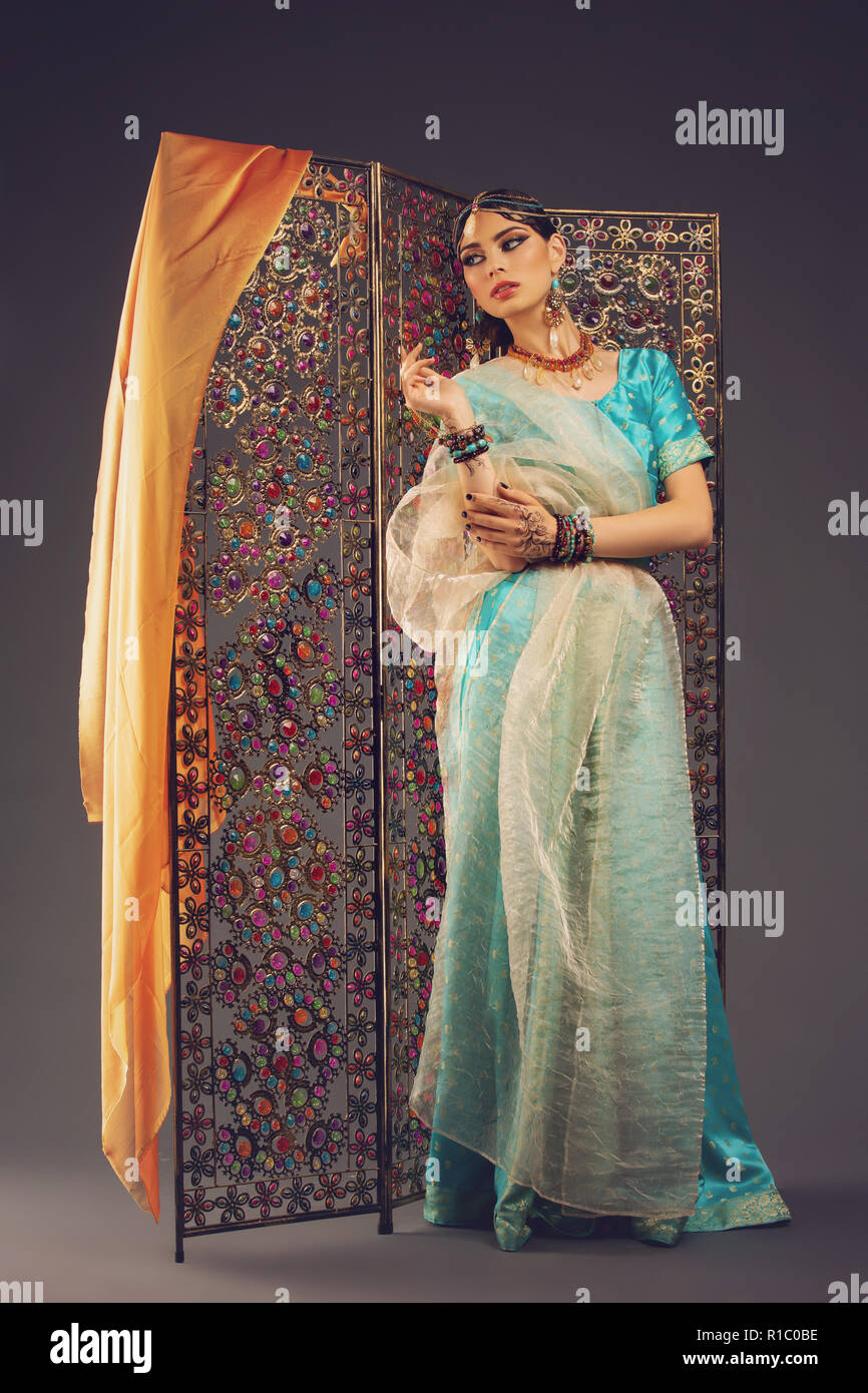 Bellissimo stile arabo sposa abiti etnici Foto stock - Alamy